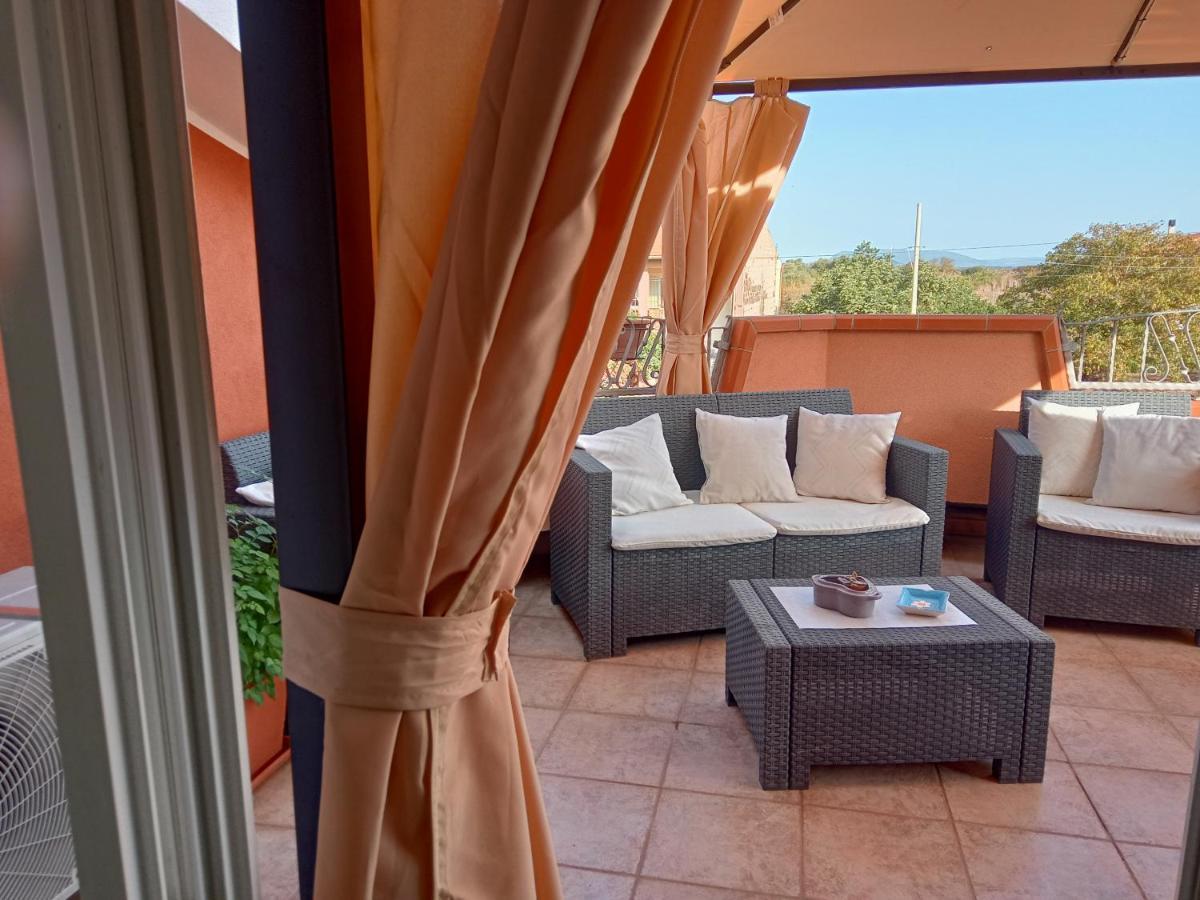Casa Vacanza Le 2 Isole Suni Exterior foto