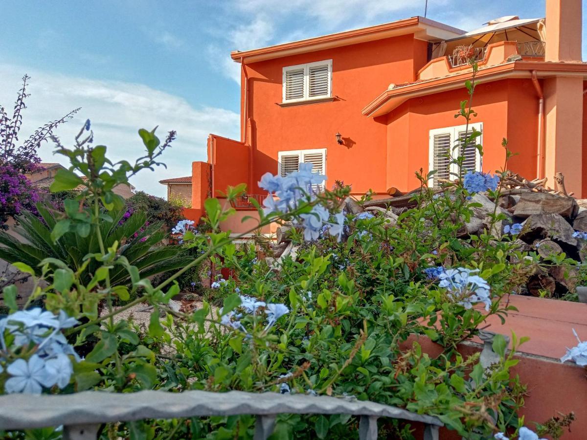 Casa Vacanza Le 2 Isole Suni Exterior foto